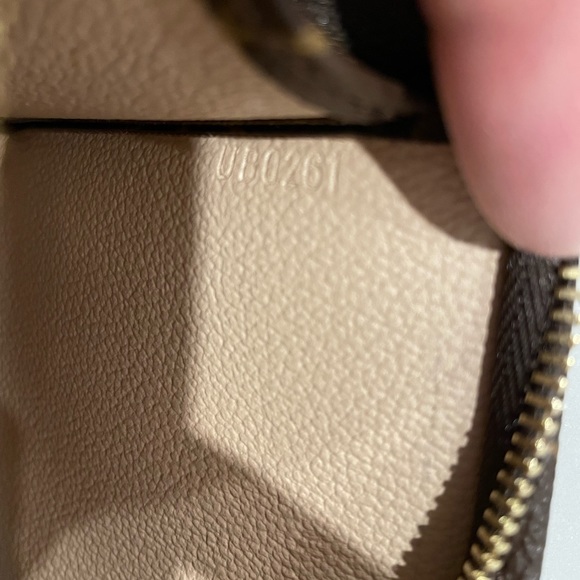 Lv toiletry 15 - Picture 6 of 6